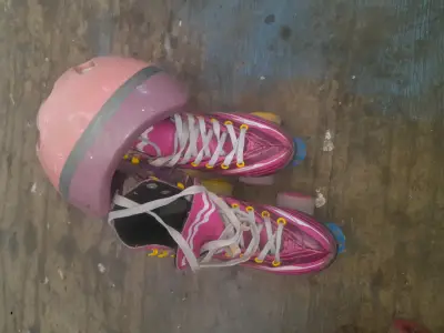 Patines de cuatro ruedas rosas con casco - miniatura 1