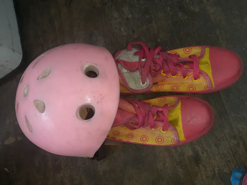 Patines de cuatro ruedas rosas con casco - 2