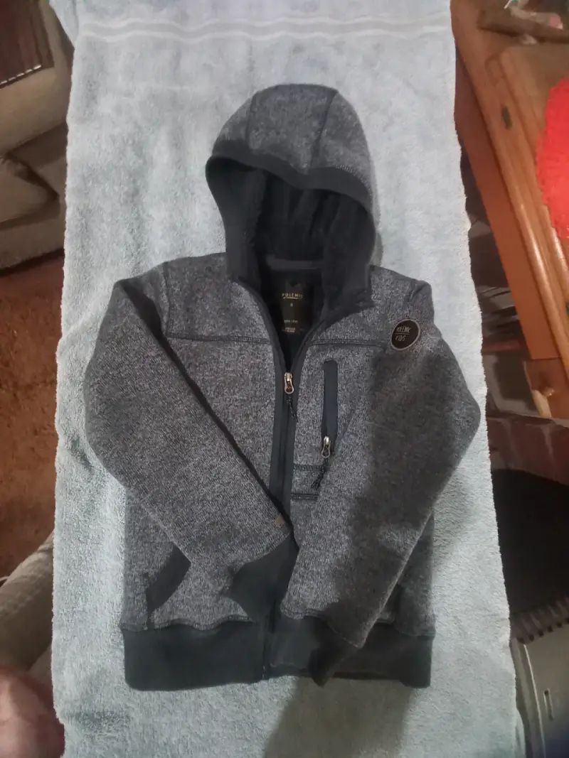 Polerón gris con capucha para niños