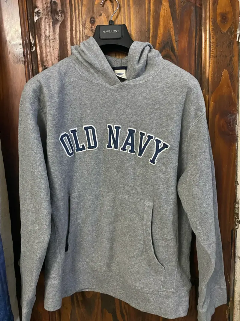 Polerón gris Old Navy con capucha