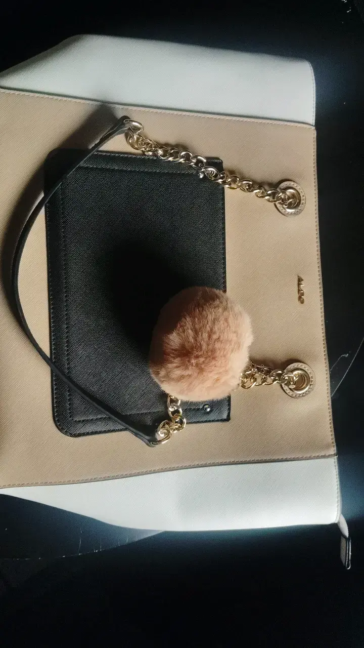 Bolso de mujer beige con cadena dorada