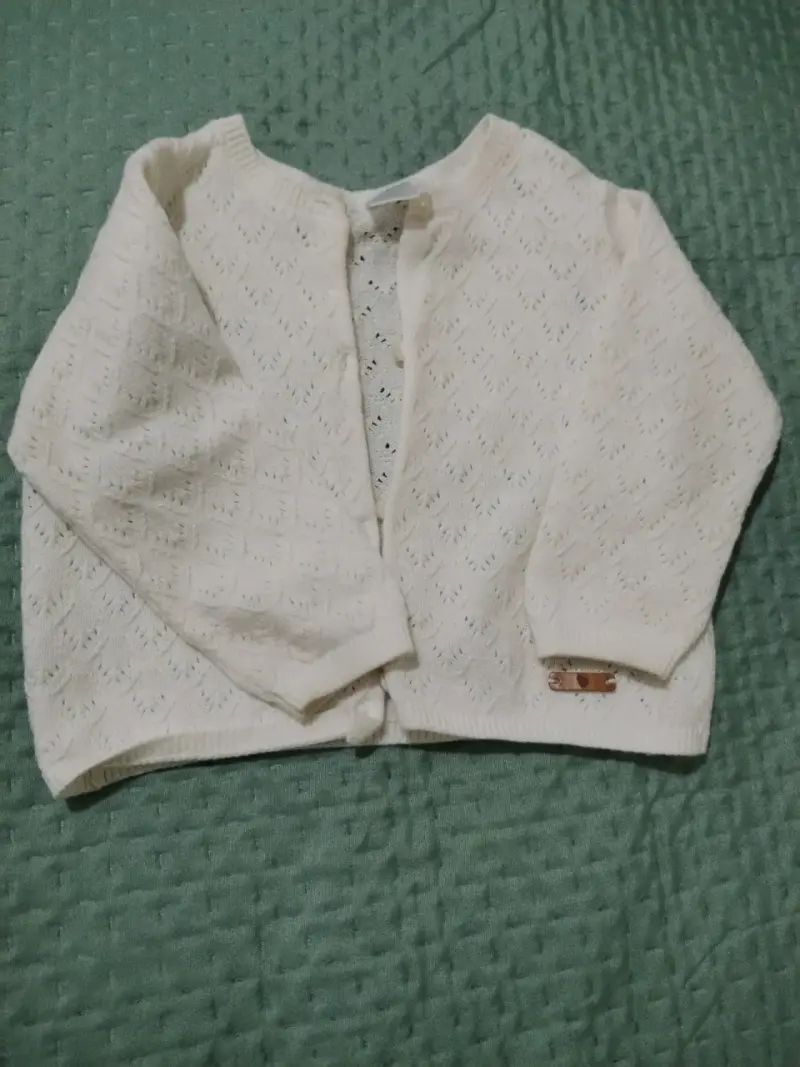 Chaleco tejido blanco para bebé