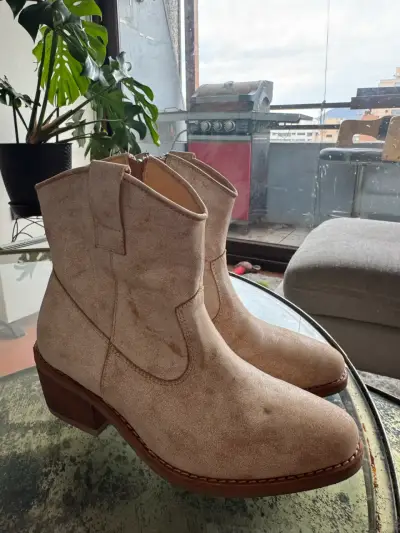 Botas beige estilo vaqueras 100% cuero - miniatura 1