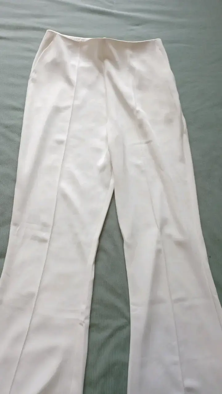 Pantalones blancos elegantes para mujer