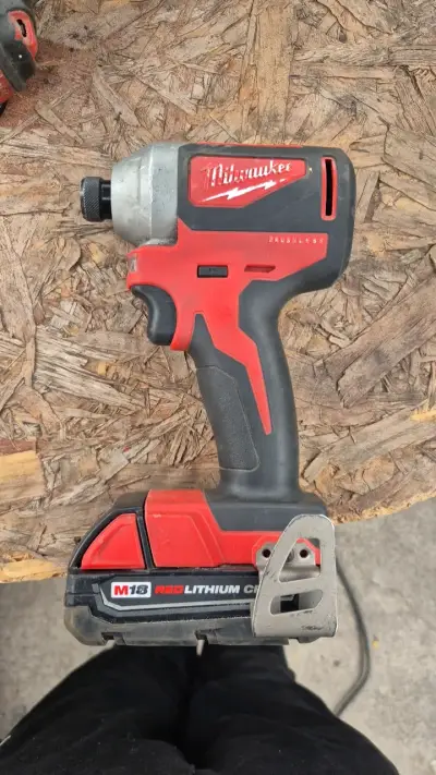 Llave de impacto Milwaukee M18 Brushless - miniatura 1