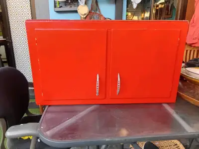 Armario de cocina rojo con puertas dobles - miniatura 1