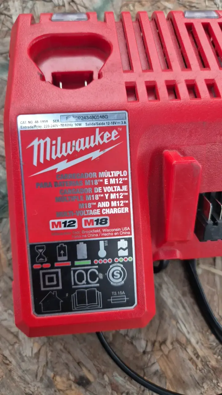 Cargador múltiple Milwaukee M18 y M12 - 1