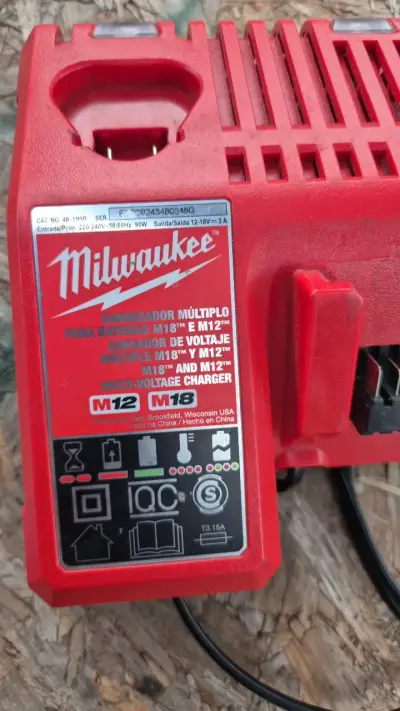 Cargador múltiple Milwaukee M18 y M12 - miniatura 1