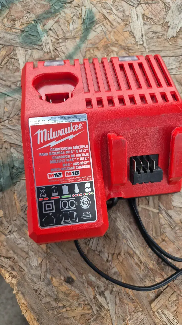 Cargador múltiple Milwaukee M18 y M12 - 2