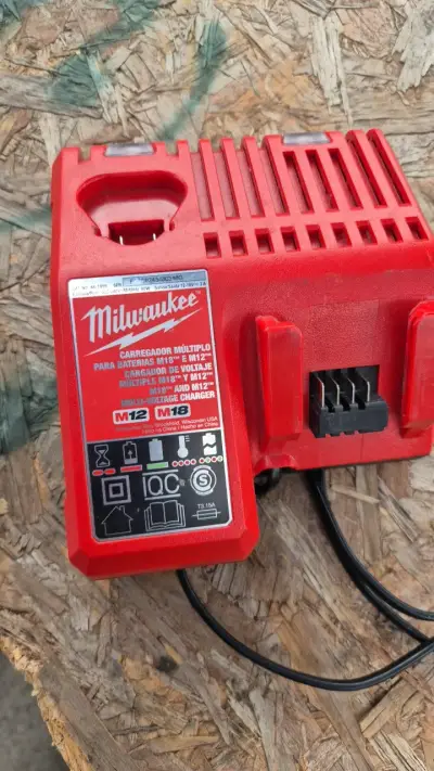 Cargador múltiple Milwaukee M18 y M12 - miniatura 2