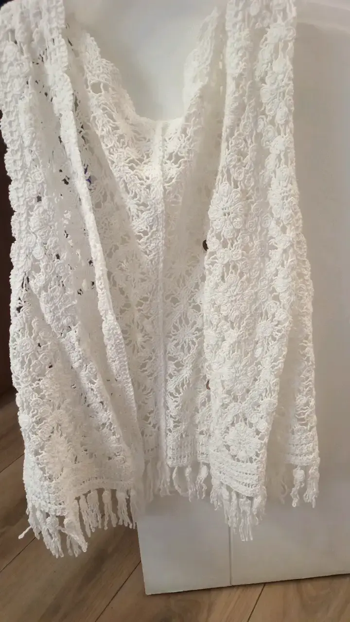 Chal de encaje blanco con flecos