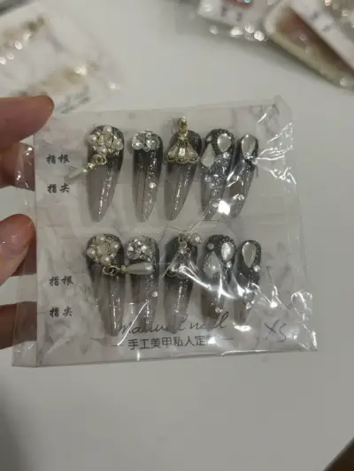Uñas postizas decoradas con pedrería - miniatura 1