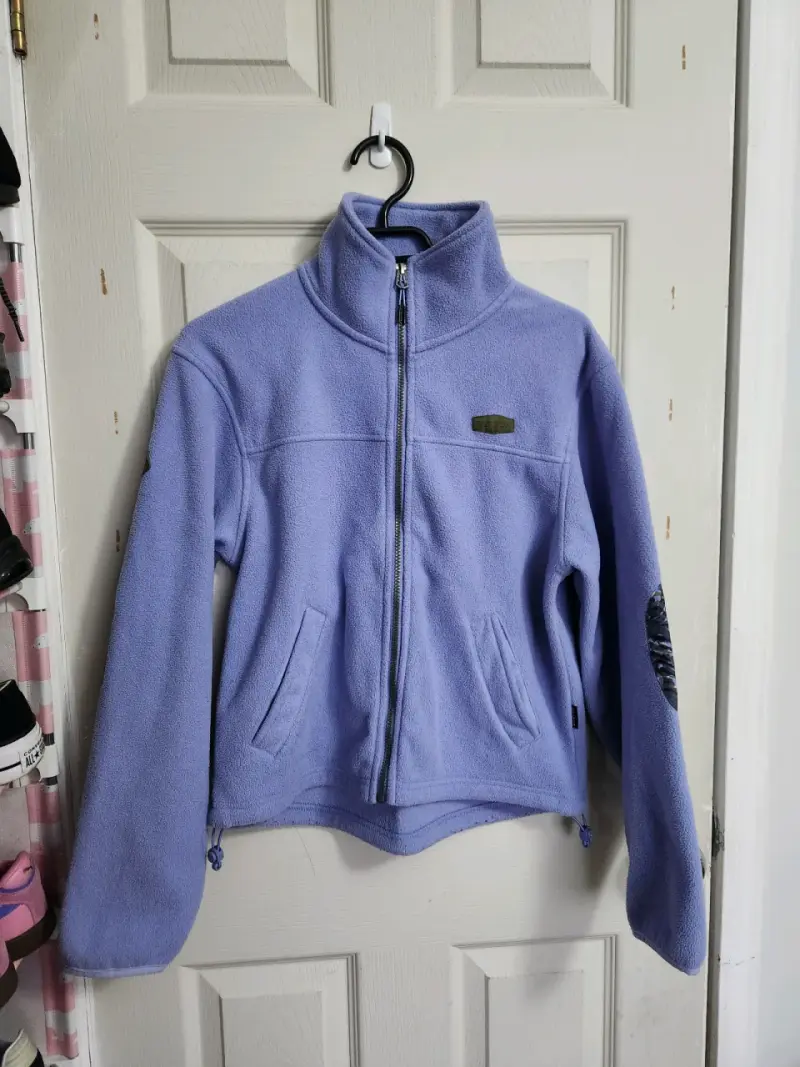 Chaqueta polar morada con cierre