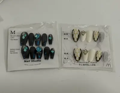 Set de uñas postizas decoradas a mano - miniatura 1