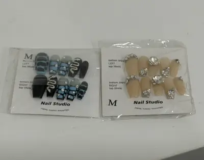 Set de uñas postizas decoradas a mano - miniatura 2