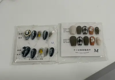 Set de uñas postizas decoradas a mano - miniatura 4