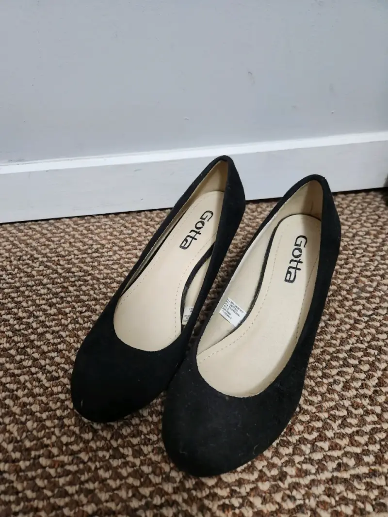 Zapatos de tacón bajo negros marca Gotta - 1
