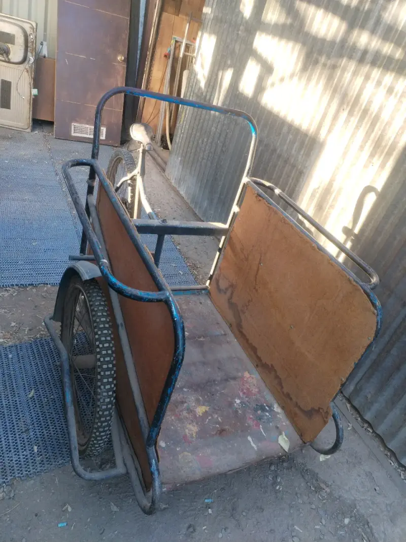 Triciclo de carga a pedales usado - 2