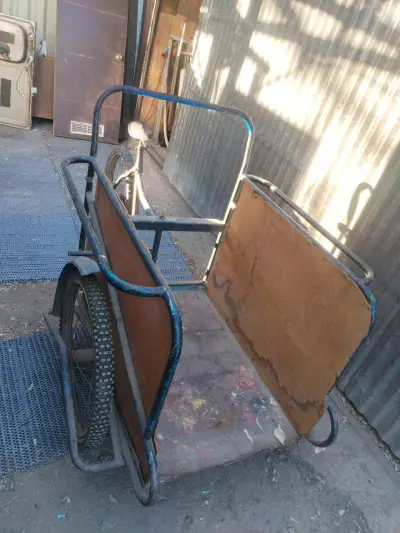 Triciclo de carga a pedales usado - miniatura 2