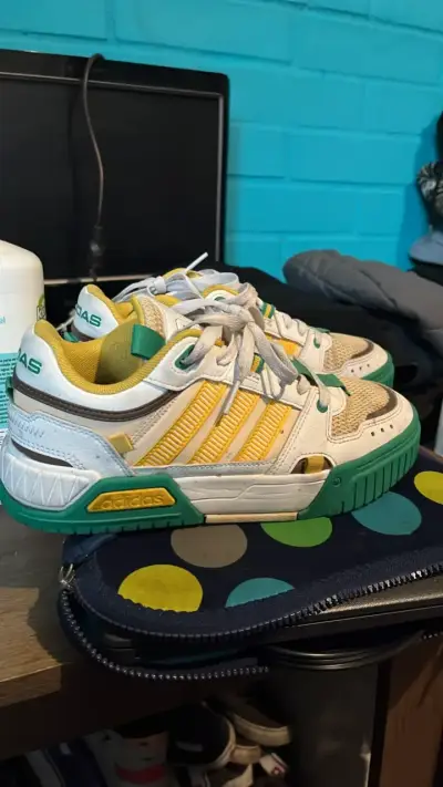 Zapatillas deportivas Adidas blancas y amarillas - miniatura 1