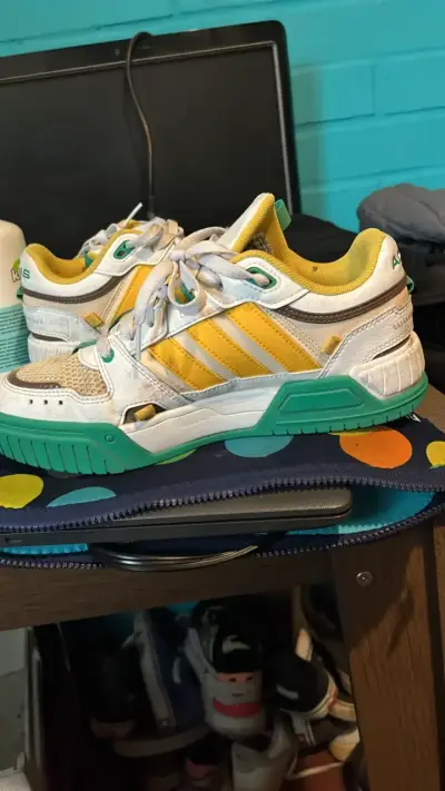Zapatillas deportivas Adidas blancas y amarillas - miniatura 2