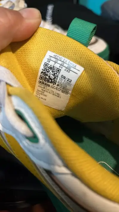 Zapatillas deportivas Adidas blancas y amarillas - miniatura 3