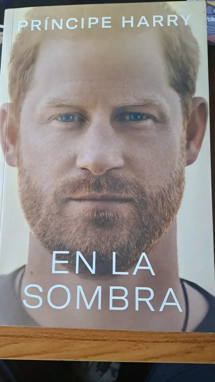 Libro 'En la Sombra' de Príncipe Harry - 1