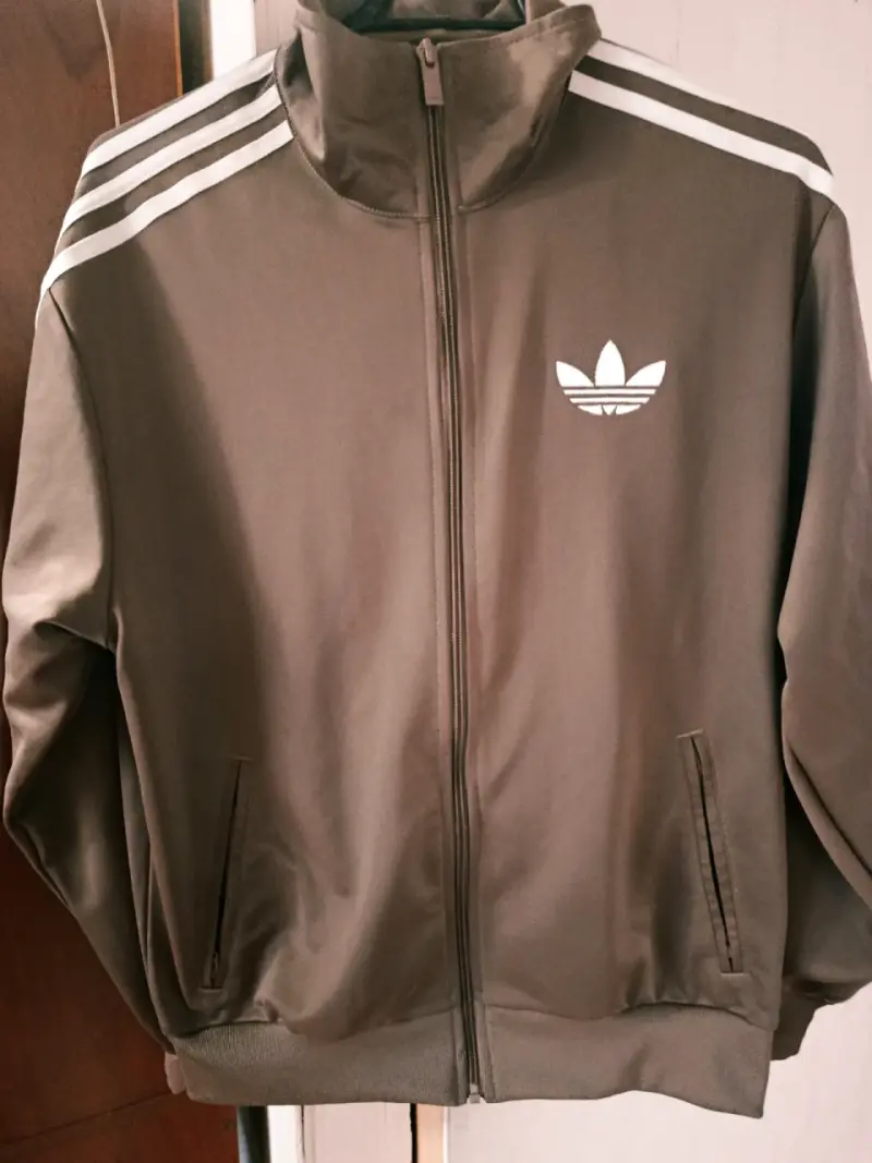 Chaqueta deportiva Adidas marrón con logo - 1