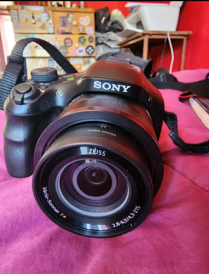 Cámara Sony con lente Zeiss Vario-Sonnar - 1