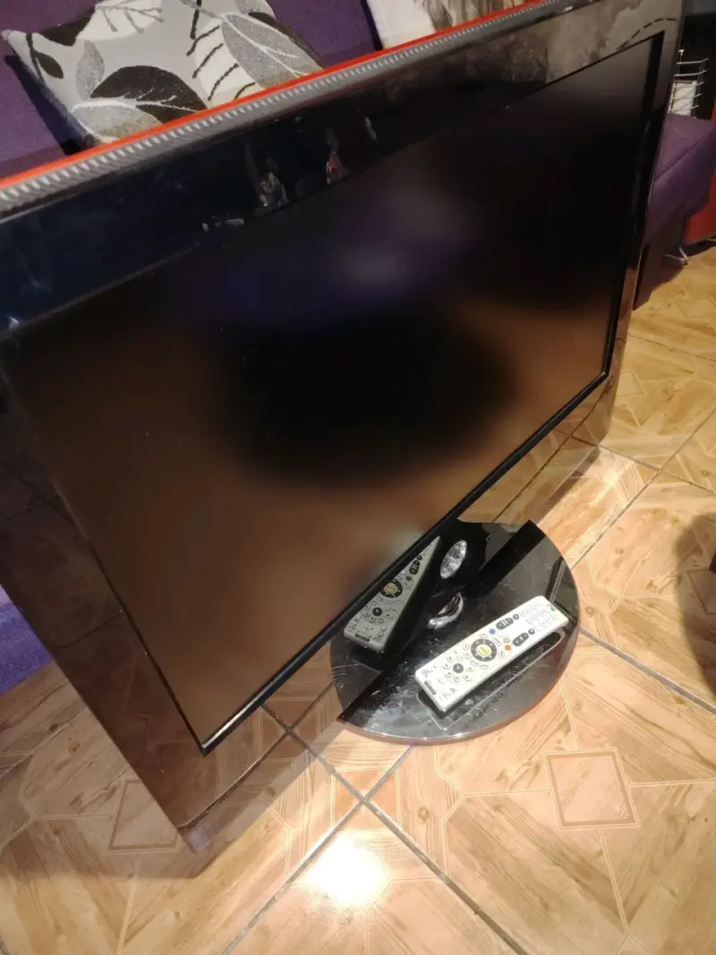 Televisor LCD con control remoto - 2
