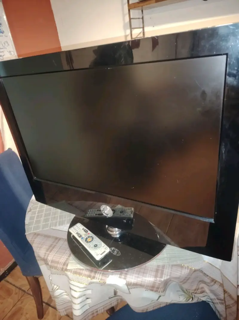 Televisor LCD con control remoto - 3