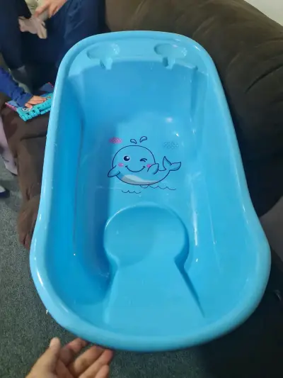 Tina de baño para bebé azul con diseño de ballena - miniatura 1