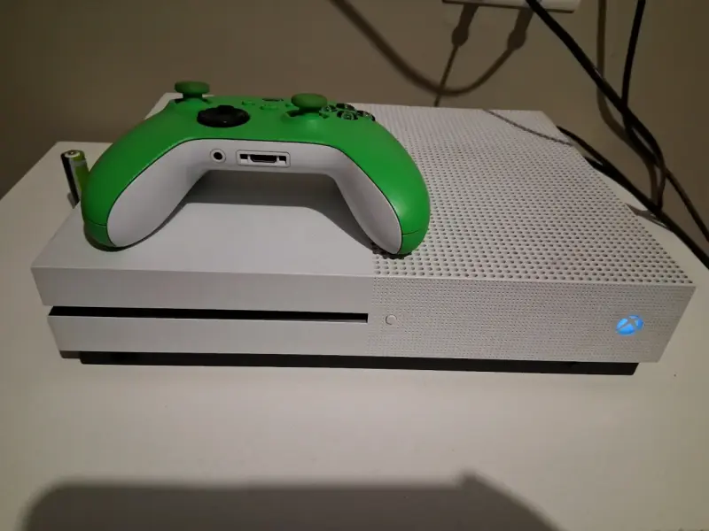 Consola Xbox One S con control verde - 1