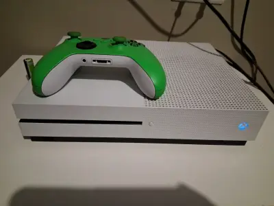 Consola Xbox One S con control verde - miniatura 1