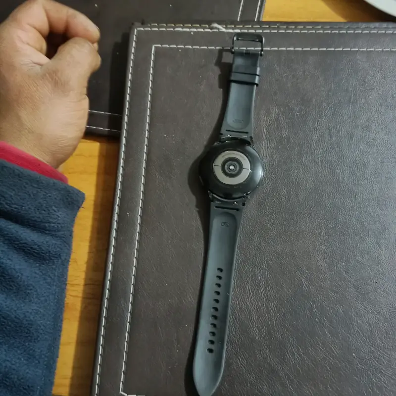 Reloj inteligente negro con correa ajustable - 1