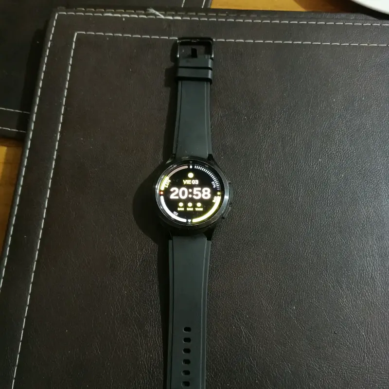 Reloj inteligente negro con correa ajustable - 3