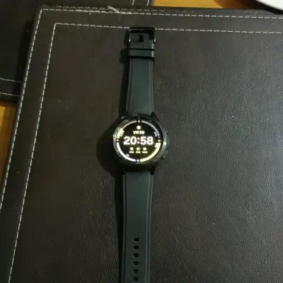 Reloj inteligente negro con correa ajustable - miniatura 3