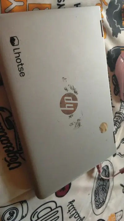 Laptop HP usada con desgaste visible - miniatura 1