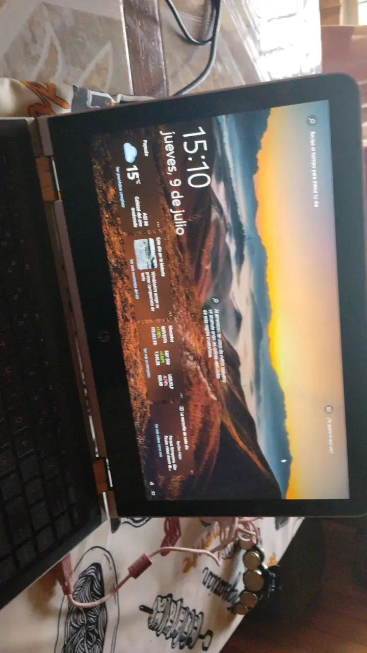 Laptop HP usada con desgaste visible - 2
