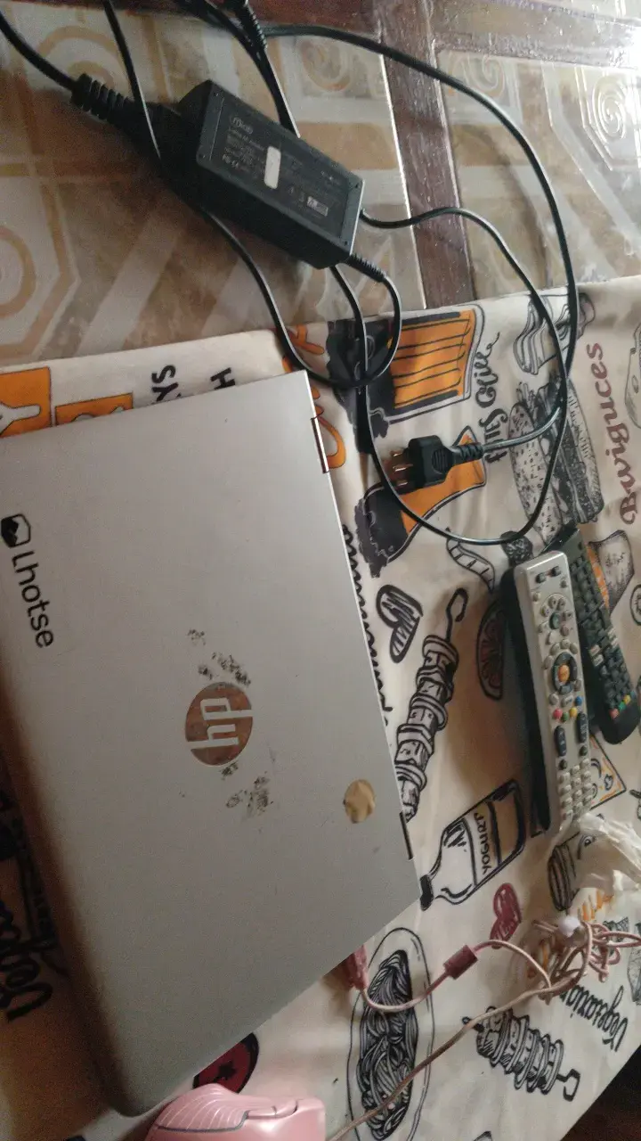 Laptop HP usada con desgaste visible - 3