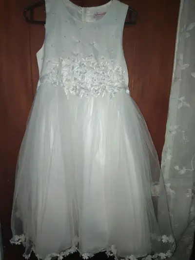 Vestido de niña blanco con encaje floral - miniatura 1