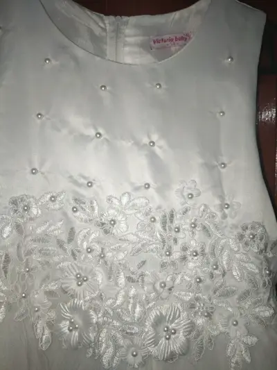 Vestido de niña blanco con encaje floral - miniatura 3