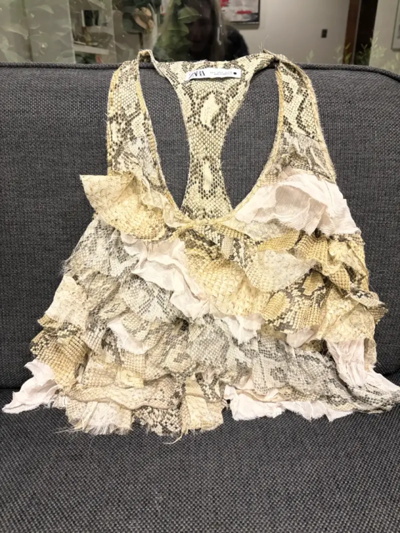 Top de encaje con estampado de serpiente - 1