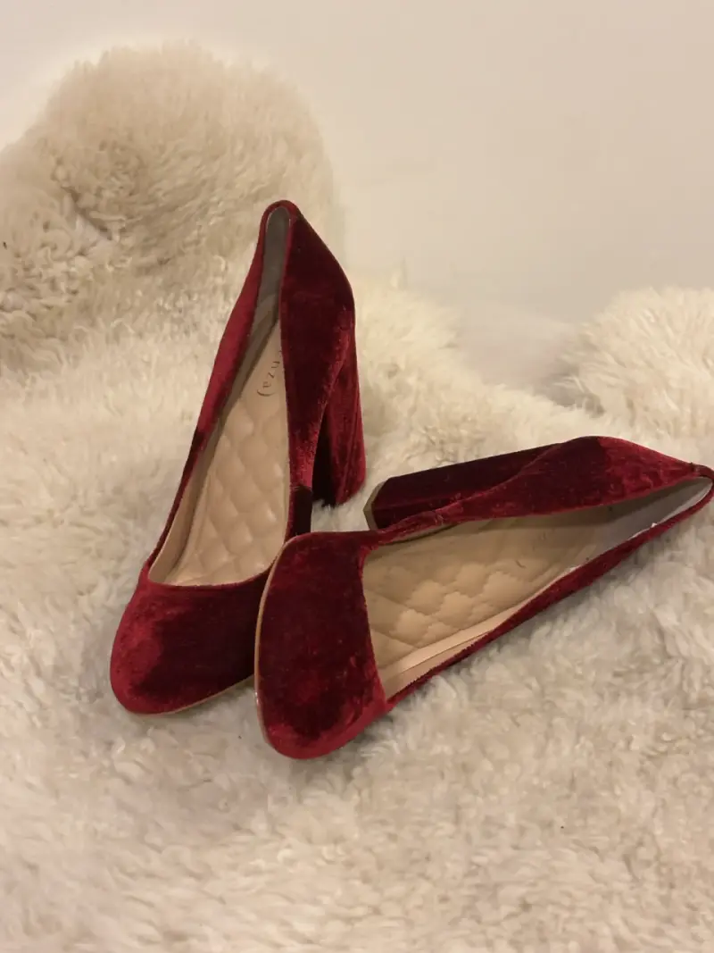Zapatos de terciopelo rojo con tacón grueso - 2