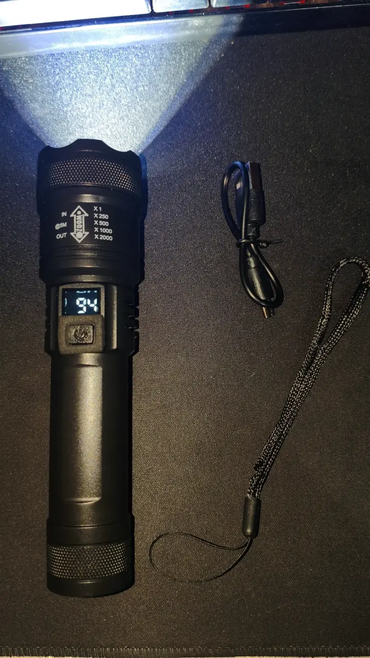 Linterna táctica LED recargable con pantalla - 1