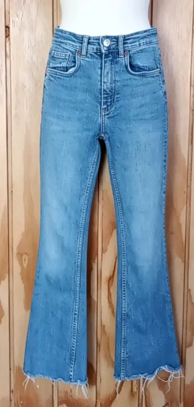 Jeans acampanados de mezclilla azul talla 34 - miniatura 1