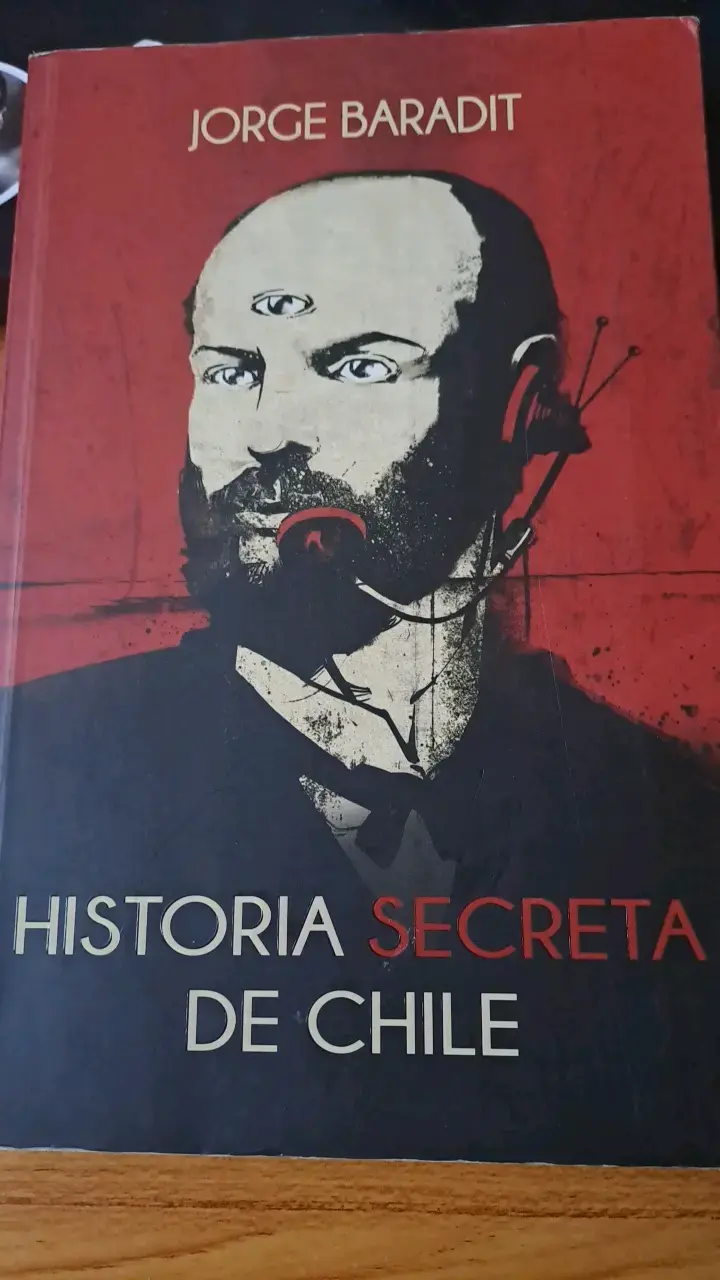 Libro 'Historia Secreta de Chile' de Jorge Baradit - 1