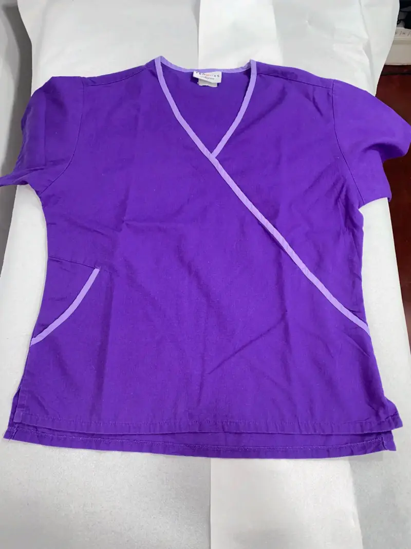 Blusa médica morada con borde lila