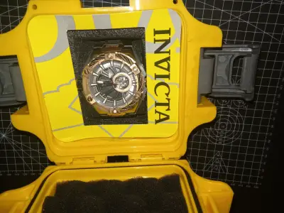 Reloj Invicta oro rosado en estuche original - miniatura 3