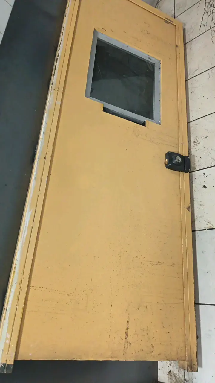 Puerta metálicas de seguridad  con marcos - 2